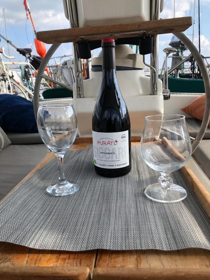 Stay Only Or Sailaway With Friends And Family Have More Fun Medemblik Exterior photo